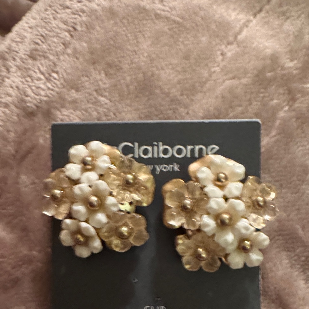 Claiborne Floral Earrings in Gold and Cream